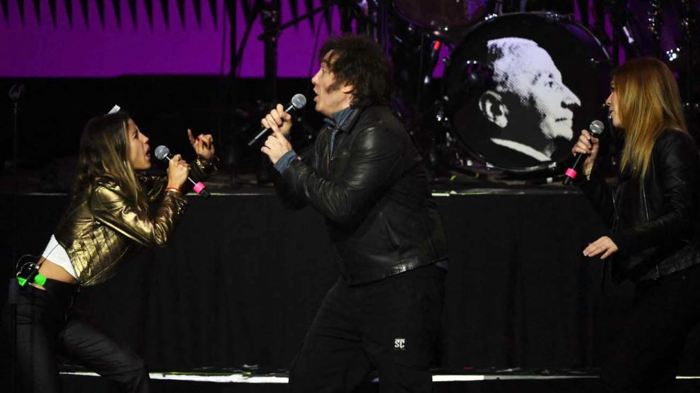 111025_milei_cantando_afp_g