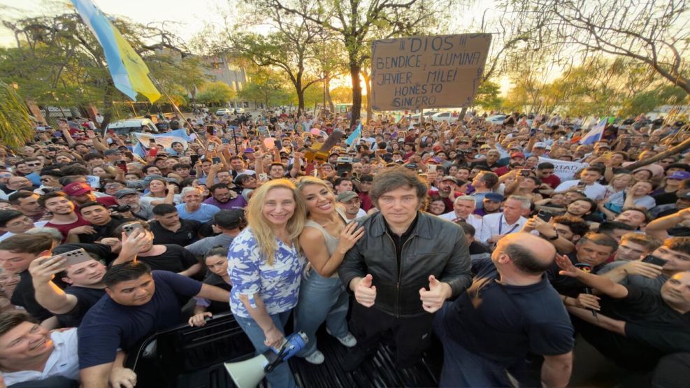 Javier Milei encabeza la caravana de campaña de La Libertad Avanza en Corrientes con Virginia Gallardo