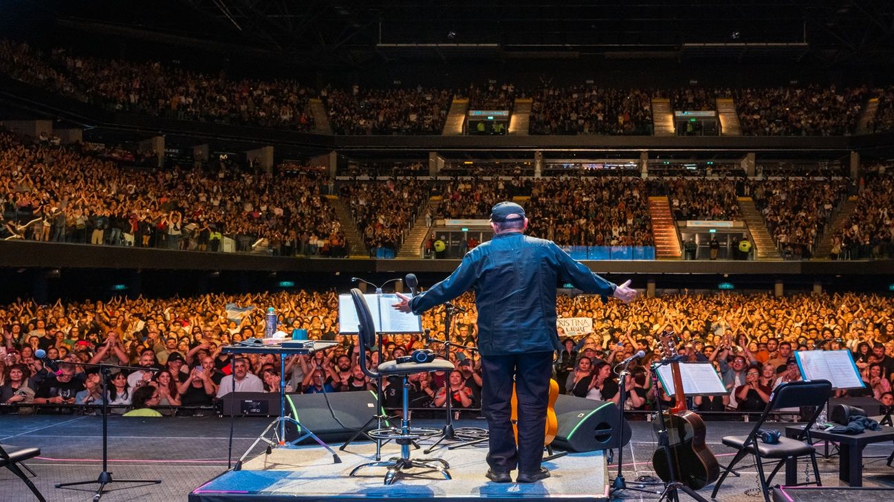 Con un estadio colmado, Silvio Rodríguez hizo vibrar Buenos Aires con su  “fiesta de la emoción” | Perfil