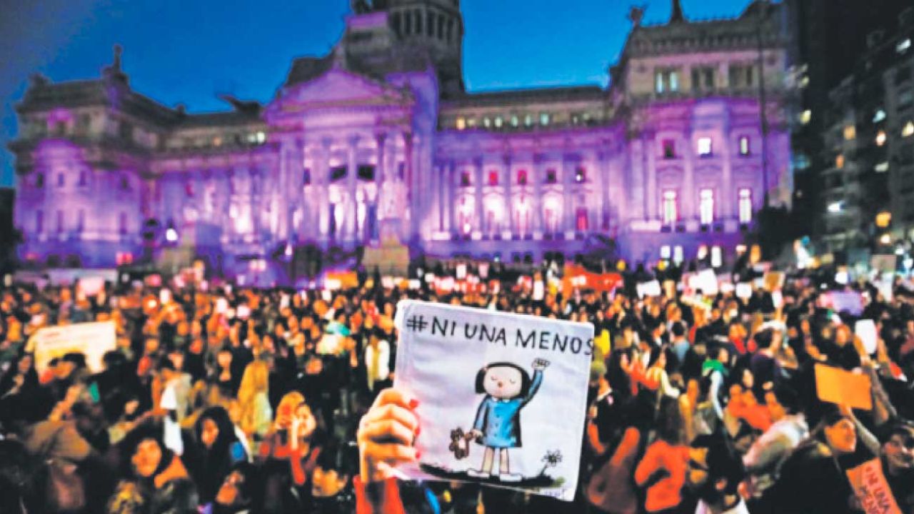 Marcha del 25N con pañuelos y pancartas en la calle