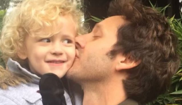Benjamín Vicuña junto a su hijo, Benicio