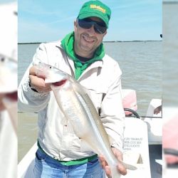 El ámbito obliga a trabajar mucho, y es posible concretar una buena faena si usamos boyas livianas sin errar piques. 