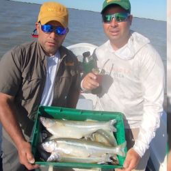 El ámbito obliga a trabajar mucho, y es posible concretar una buena faena si usamos boyas livianas sin errar piques. 