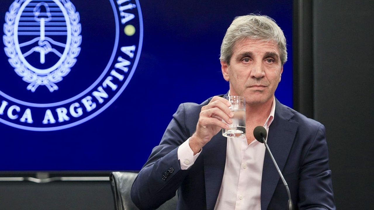 Luis Caputo en el Palacio de Hacienda durante una reunión con inversores