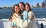 Relajadas, Indiana y Sienna Cubero, posaron frente al espejo
