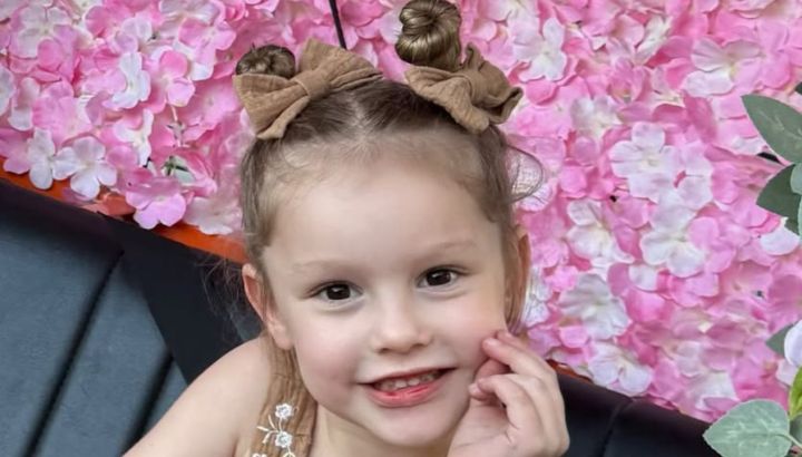 Con flores y súper “girly”, el tierno look de Ana García Moritán en el cumpleaños de Benicio Vicuña
