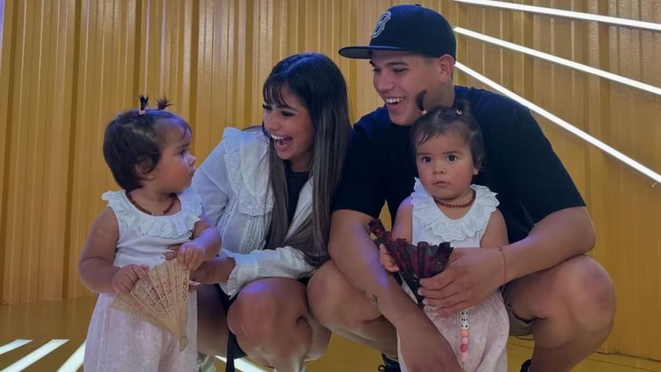 Thiago Medina y Daniela Celis junto a sus hijas