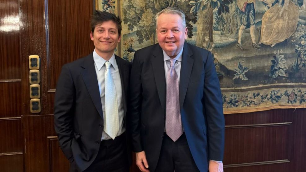 Barry Bennett y Santiago Caputo 