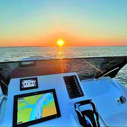 Izq.: de perfil moderno y combinado con materiales plásticos entre los tubos, el ZAR 85 SL posee una gran sustentación en planeo. Arriba: la zona de popa tiene un buen espacio de asientos que acompaña a los dos motores fuera de borda. Y tablero de mando con pantalla y buena visión al frente sin obstáculos.