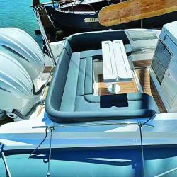 Izq.: de perfil moderno y combinado con materiales plásticos entre los tubos, el ZAR 85 SL posee una gran sustentación en planeo. Arriba: la zona de popa tiene un buen espacio de asientos que acompaña a los dos motores fuera de borda. Y tablero de mando con pantalla y buena visión al frente sin obstáculos.