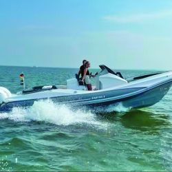 Izq.: de perfil moderno y combinado con materiales plásticos entre los tubos, el ZAR 85 SL posee una gran sustentación en planeo. Arriba: la zona de popa tiene un buen espacio de asientos que acompaña a los dos motores fuera de borda. Y tablero de mando con pantalla y buena visión al frente sin obstáculos.