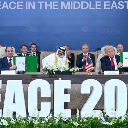 El presidente estadounidense Donald Trump (der.) y el presidente egipcio Abdel Fattah al-Sisi muestran documentos firmados durante una cumbre sobre Gaza en Sharm el-Sheij el 13 de octubre de 2025. El 13 de octubre, Trump elogió la cumbre sobre Gaza en Egipto como un  | Foto:afp