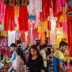 La gente compra faroles expuestos en puestos callejeros en Bombay el 14 de octubre de 2025, antes del «Diwali», el festival hindú de las luces. | Foto:afp