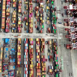 Un barco se ve en la terminal de contenedores del puerto de Qingdao, en la provincia oriental china de Shandong, el 9 de octubre de 2025. El presidente estadounidense, Donald Trump, anunció un arancel adicional del 100 % a China el 10 de octubre y amenazó con cancelar una cumbre con Xi Jinping, reavivando su guerra comercial con Pekín en una disputa por las restricciones a la exportación de minerales de tierras raras.  | Foto:afp