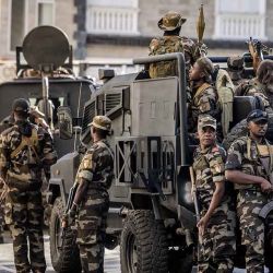 Miembros de la unidad CAPSAT del Ejército de Madagascar permanecen en alerta mientras vigilan la zona a la entrada del Palacio Presidencial mientras se dirigen a Antananarivo, el 14 de octubre de 2025. Una unidad militar de élite malgache informó a la AFP el 14 de octubre de 2025 que había tomado el poder en el país después de que la Asamblea Nacional votara a favor de destituir al presidente Andry Rajoelina por deserción. | Foto:afp