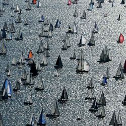 Esta fotografía muestra barcos navegando durante la salida de la 57.ª Regata de Vela Barcolana en el Golfo de Trieste el 12 de octubre de 2025. La Barcolana es una de las regatas más multitudinarias del mundo. | Foto:afp