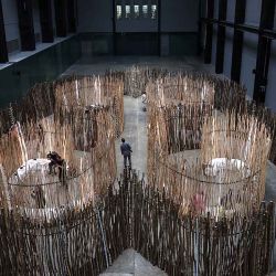 Miembros de los medios exploran la nueva instalación escultórica de la artista sami Maret Anne Sara,  | Foto:afp