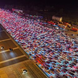 Conductores se incorporan a los carriles de la autopista tras pasar por la estación de peaje de Wuzhuang en Chuzhou, provincia oriental china de Anhui, mientras regresan a casa el penúltimo día de un feriado de ocho días por el Día Nacional. La estación de peaje de Wuzhuang, ubicada en la frontera entre las provincias de Anhui y Jiangsu, es la más grande de China, con 36 carriles. | Foto:AFP