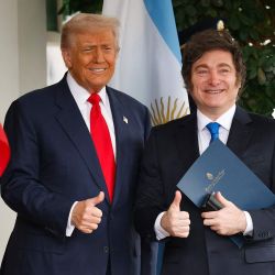 El presidente de Estados Unidos, Donald Trump saluda al presidente de Argentina, Javier Milei, a su llegada al Ala Oeste de la Casa Blanca en Washington, D.C. Trump recibe a Milei en un almuerzo de trabajo días después de que el Departamento del Tesoro de Estados Unidos finalizara un acuerdo de intercambio de divisas por 20 000 millones de dólares con Argentina para estabilizar su economía. | Foto:Kevin Dietsch / GETTY IMAGES NORTH AMERICA / Getty Images vía AFP