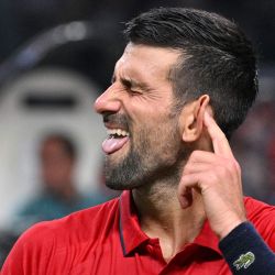 El serbio Novak Djokovic reacciona durante su partido de semifinales individuales masculino contra el monegasco Valentin Vacherot en el torneo de tenis Masters de Shanghái, en Shanghái. | Foto:Hector Retamal / AFP