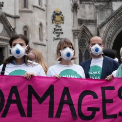 Manifestantes se congregan frente a los Tribunales Reales de Justicia en el centro de Londres, mientras el Tribunal Superior decide, en un juicio de tres meses, si los sistemas instalados en vehículos diésel de Mercedes, Ford, Peugeot-Citroën, Renault y Nissan fueron diseñados para eludir las leyes de aire limpio. | Foto:CARLOS JASSO / AFP