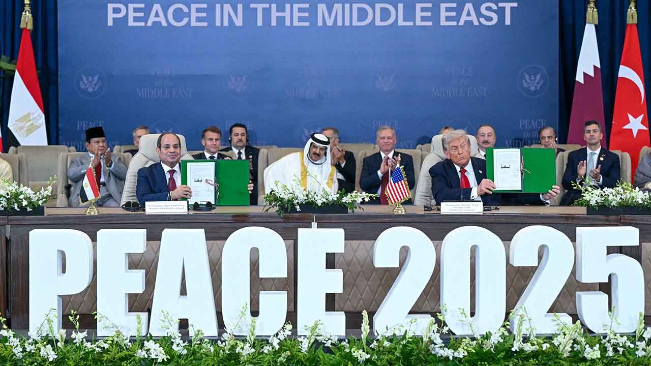 El presidente estadounidense Donald Trump (der.) y el presidente egipcio Abdel Fattah al-Sisi muestran documentos firmados durante una cumbre sobre Gaza en Sharm el-Sheij el 13 de octubre de 2025. El 13 de octubre, Trump elogió la cumbre sobre Gaza en Egipto como un  | Foto:afp