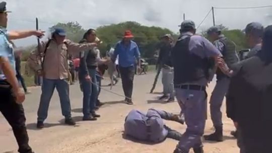 Violento piquete en Chaco dejó 41 policías heridos: el Gobierno apuntó al kirchnerismo