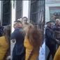 "Andate a Cuba": un militante libertario le pegó a una jubilada opositora durante una recorrida de Santilli en Quilmes