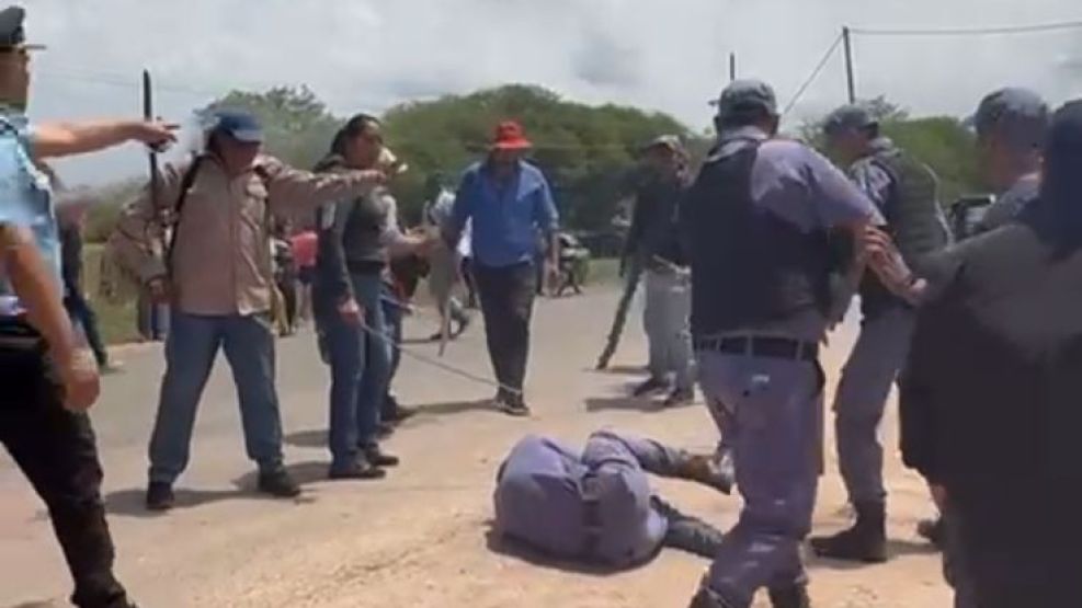 El momento en que agreden al jefe la comisaría de Bermejito