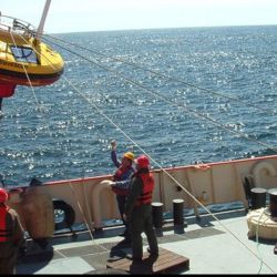Maniobra de despliegue de la boya Wavescan en el buque ARA Puerto Deseado. 