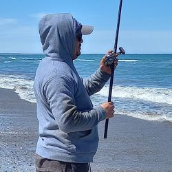 A las diez en punto, el silbato marcó el inicio de una nueva edición de Las 6 Horas del Pejerrey, una competencia que ya es leyenda entre los pescadores del sur. 
