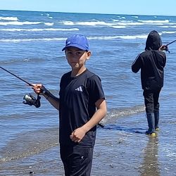 A las diez en punto, el silbato marcó el inicio de una nueva edición de Las 6 Horas del Pejerrey, una competencia que ya es leyenda entre los pescadores del sur. 
