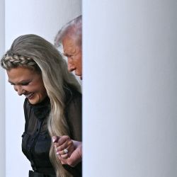 El presidente estadounidense Donald Trump y Erika Kirk, viuda de Charlie Kirk, participan en la Ceremonia de la Medalla de la Libertad en honor al difunto activista de derecha estadounidense Charlie Kirk, en el Jardín de las Rosas de la Casa Blanca en Washington, D. C.. | Foto:BRENDAN SMIALOWSKI / AFP