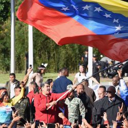 El presidente venezolano, Nicolás Maduro, ondea una bandera nacional venezolana durante una marcha en el marco del Día de la Resistencia Indígena, en Caracas, Venezuela. | Foto:Xinhua/Marcos Salgado