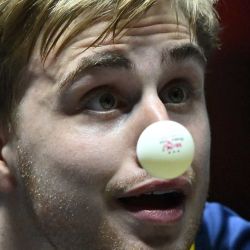 El sueco Truls Moregard le sirve al japonés Yukiya Uda durante su partido individual masculino en el torneo China Smash Table Tennis en Pekín. | Foto:ADEK BERRY / AFP