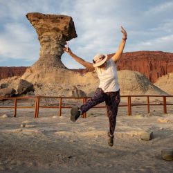 Imagen de una mujer posando para una fotografía frente a la formación rocosa "El Hongo" en el Parque Provincial Ischigualasto o "Valle de la Luna", en la localidad de Valle Fértil, en la provincia de San Juan, Argentina. | Foto:Xinhua/Martín Zabala