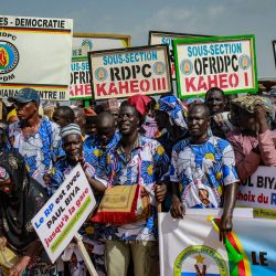 Partidarios se reúnen para un mitin de campaña del presidente en ejercicio de Camerún, Paul Biya, en Maroua. | Foto:Robert Fimbaye / AFP
