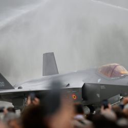 Un avión de combate Lockheed Martin F-35 Lightning II, recién adquirido por Bélgica, es recibido con agua a su llegada a la base aérea militar de Florennes, en el sur de Bélgica. | Foto:JOHN THYS / AFP