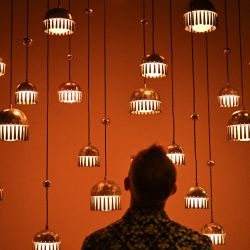 Un visitante observa "Ephyra" de Jeremy Anderson en la Galería Fumi de Londres durante la Feria de Arte PAD en Berkeley Square, Londres. | Foto:JUSTIN TALLIS / AFP