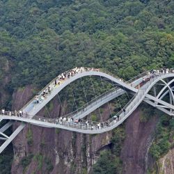 Vista aérea tomada con un dron de turistas visitando el punto escénico de Shenxianju, en Taizhou, en la provincia de Zhejiang, en el este de China. | Foto:Xinhua/Wang Huabin