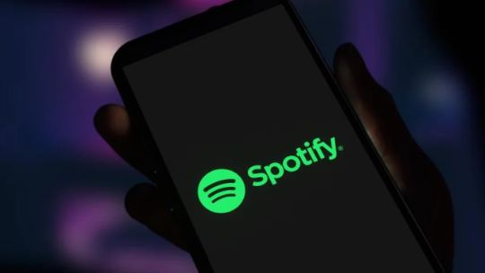 Spotify solicitará a artistas identificar la música creada con IA