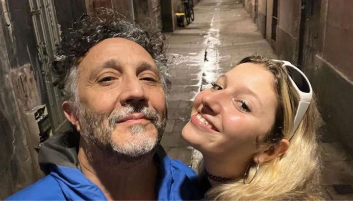 Margarita, la hija de Fito Páez, vende ropa de segunda mano en las calles de Palermo 