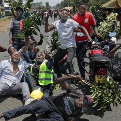 Dolientes se congregaron en las calles de Nairobi para expresar su dolor tras el fallecimiento del líder opositor keniano Raila Odinga, a los 80 años, durante una visita médica a la India. El líder opositor keniano Raila Odinga falleció a los 80 años durante una visita médica a la India, según informó la policía local. Odinga fue la figura opositora más recurrente en la política keniana, presentándose sin éxito a la presidencia en cinco ocasiones, la más reciente en 2022. | Foto:TONY KARUMBA / AFP