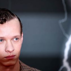 El actor austriaco Felix Kammerer posa en la alfombra roja a su llegada a la proyección de gala de "Frankenstein" en el Royal Festival Hall, durante el Festival de Cine de Londres BFI 2025. | Foto:HENRY NICHOLLS / AFP