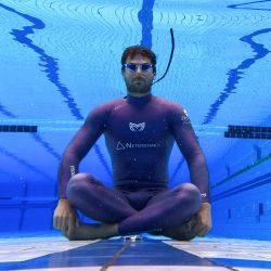 El apneísta croata Vitomir Maricic, de 40 años, se relaja bajo el agua durante un entrenamiento en la piscina de Rijeka. Vitomir Maricic superó lo que parecía imposible para el cuerpo humano al aguantar la respiración durante la asombrosa cantidad de 29 minutos y tres segundos bajo el agua. | Foto:DAMIR SENCAR / AFP