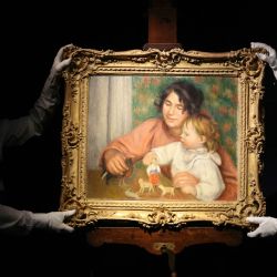 Esta fotografía muestra una presentación exclusiva de una pintura al óleo sobre lienzo (anterior a 1910) titulada 'El niño y sus juguetes' - Gabrielle y el hijo del artista, Jean -, una obra maestra de Pierre-Auguste Renoir (1841-1919) exhibida en la casa de subastas Drouot en París. | Foto:ALAIN JOCARD / AFP