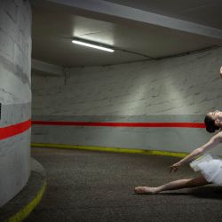 La bailarina francesa Victoria Dauberville posa en un aparcamiento durante una sesión de fotos en París, Francia. | Foto:JOEL SAGET / AFP