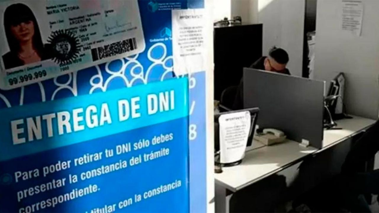 Persona revisando documentación y teléfono con app Mi Argentina