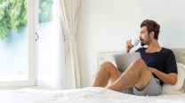 “Bed rotting”: La moda viral de quedarse en la cama