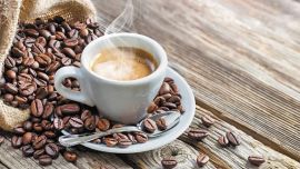Café de noche: el extraño efecto que tiene en la toma de decisiones